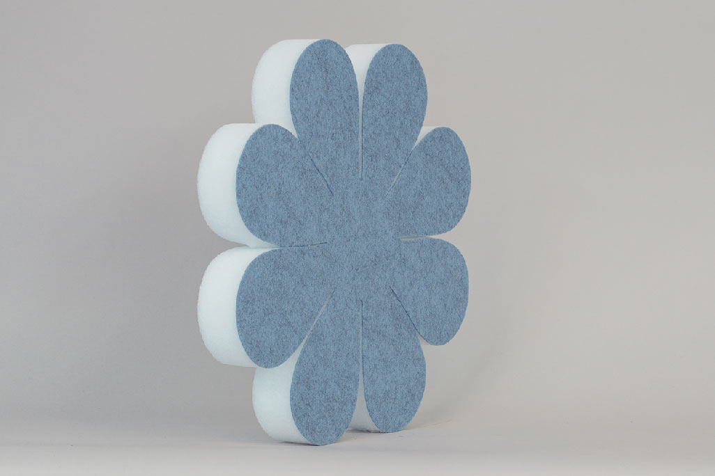 Schallabsorber in Form einer Blume (soni ELEMENT FLORA) in der Farbe Blau vor grauem Hintergrund diagonal fotografiert