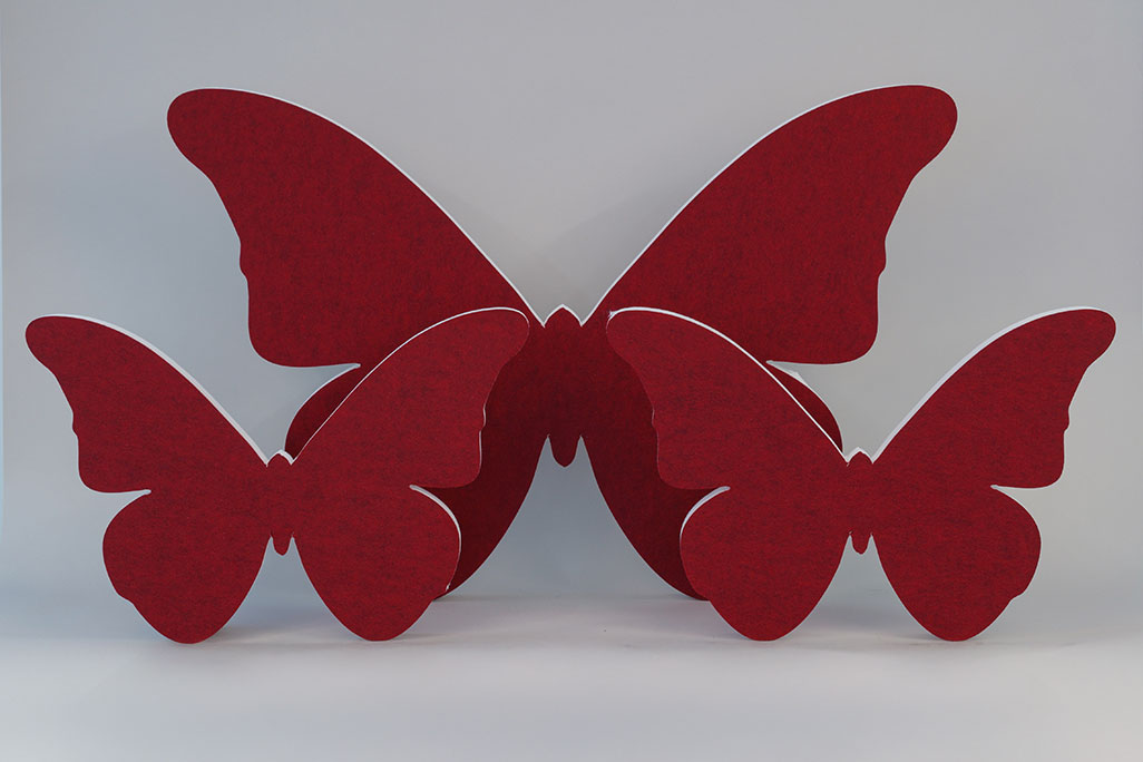 Sound absorber in the shape of a large and two small butterflies (soni ELEMENT Butterfly) in the color red against a grey background