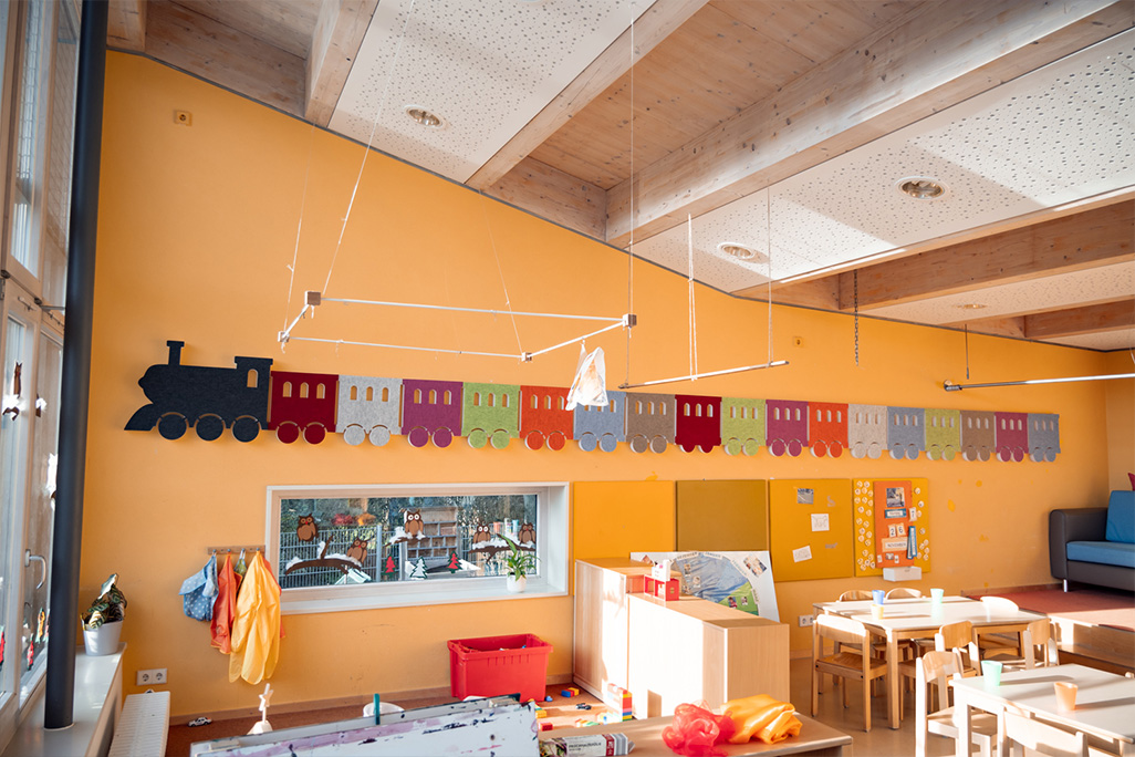 Kindergarten mit Zugförmigen Schallabsorbern aus Vlies an der Wand