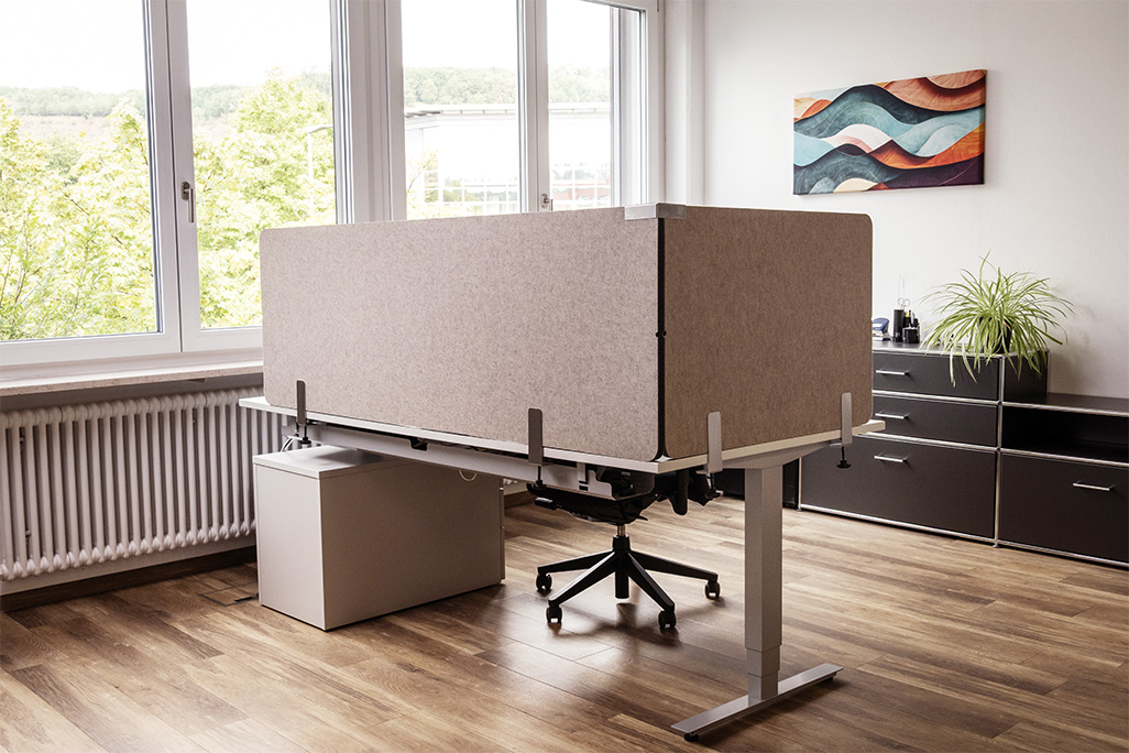 Beige Tischtrennwand in einem Büro auf dem Schreibtisch montiert