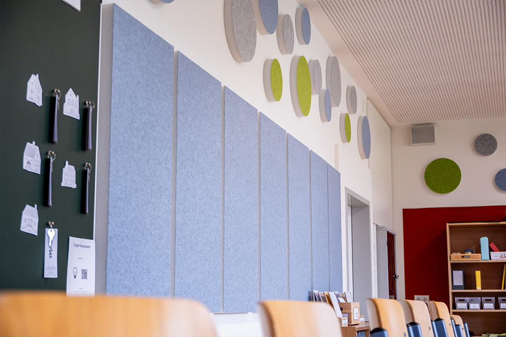 Leeres Klassenzimmer mit runden Schallabsorbern an der Wand