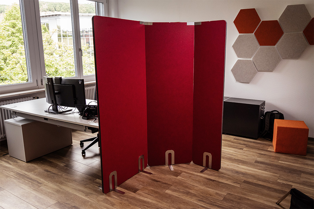 Rote Stellwände in 3 Breiten in einem Büro