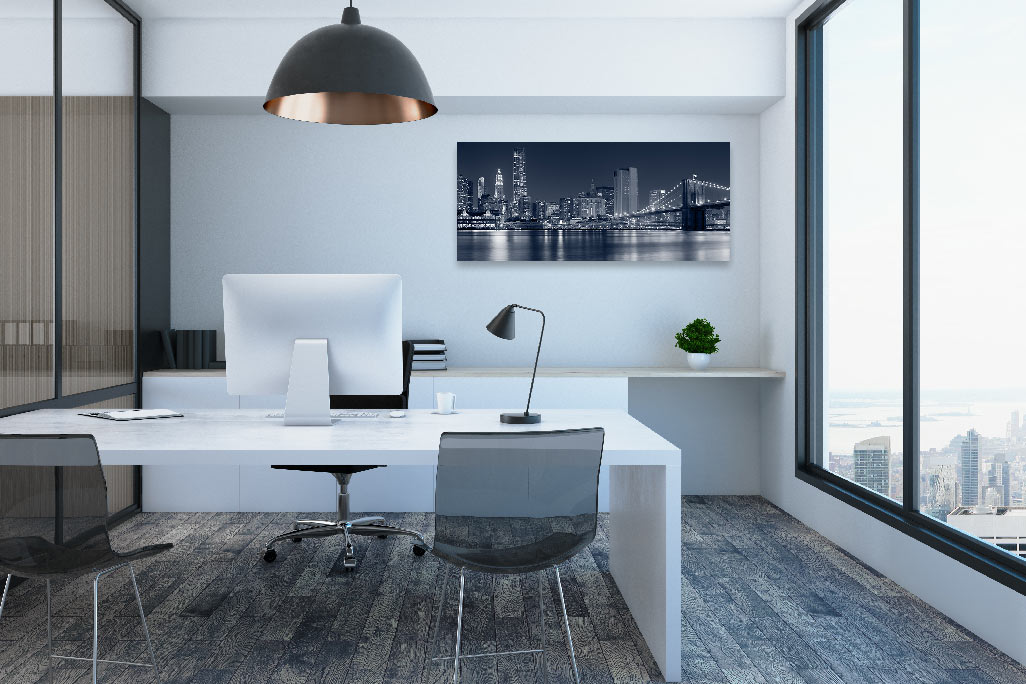 Modernes Büro mit Schreibtisch, Stuhl und Fenster, ergänzt durch ein Akustikbild an der Wand