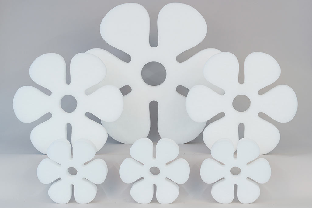 Schallabsorber in Form von großen und kleinen Blumen (soni ELEMENT FLORA) in der Farbe Weiß vor grauem Hintergrund