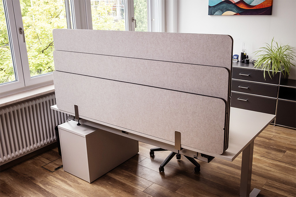 Greige Tischtrennwand in einem Büro auf dem Schreibtisch montiert