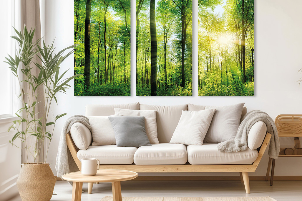 Un salon clair et convivial avec un canapé clair aux coussins beiges, derrière lequel est fixé au mur un jeu de 3 de nos tableaux acoustiques soni PICTURE.