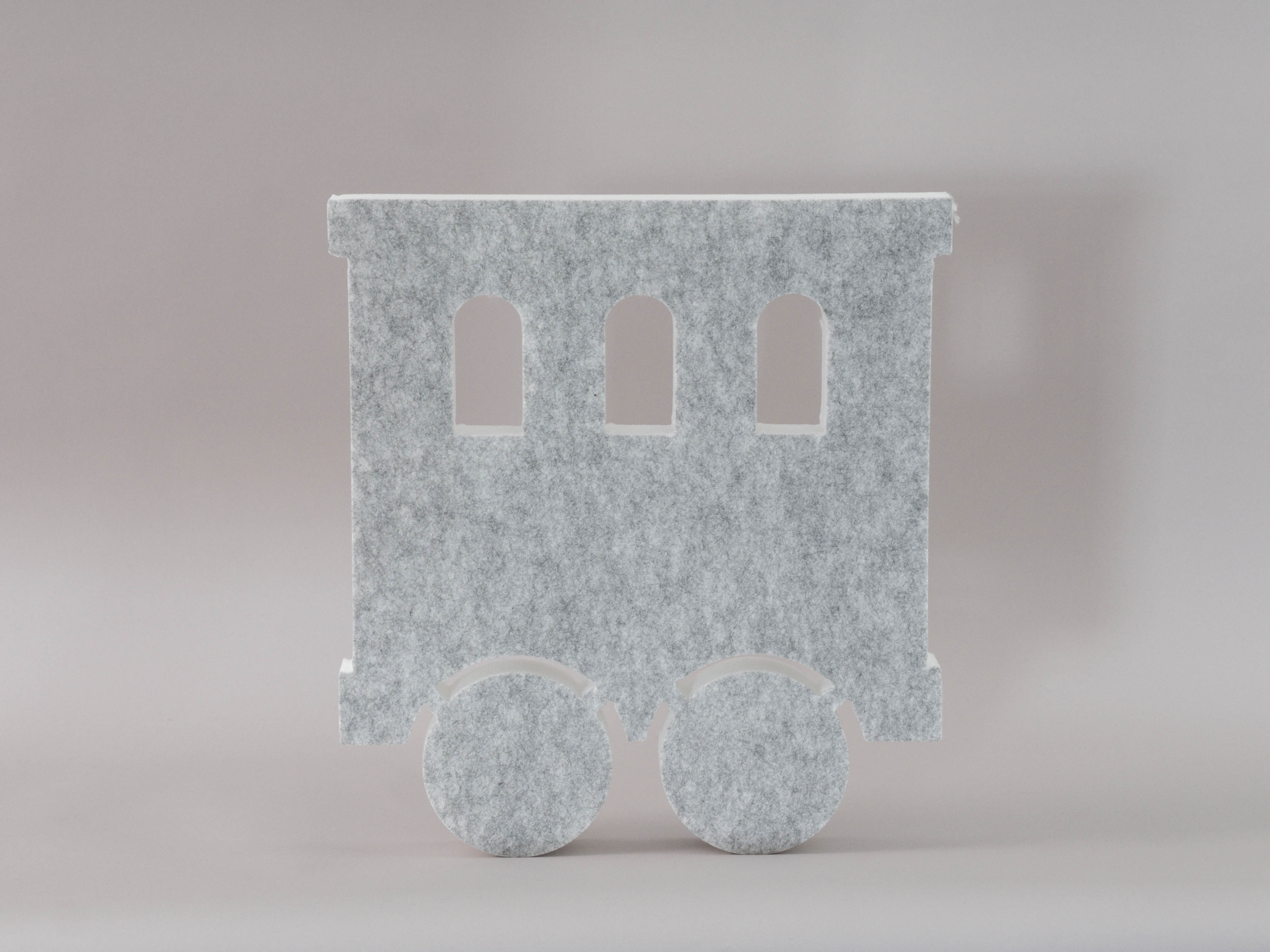 Absorbeur acoustique en forme de wagon (soni ELEMENT TRAIN) de couleur gris clair sur fond gris