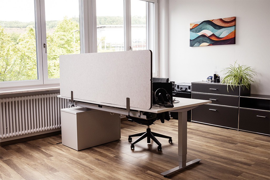 Greige Tischtrennwand in einem Büro auf dem Schreibtisch montiert