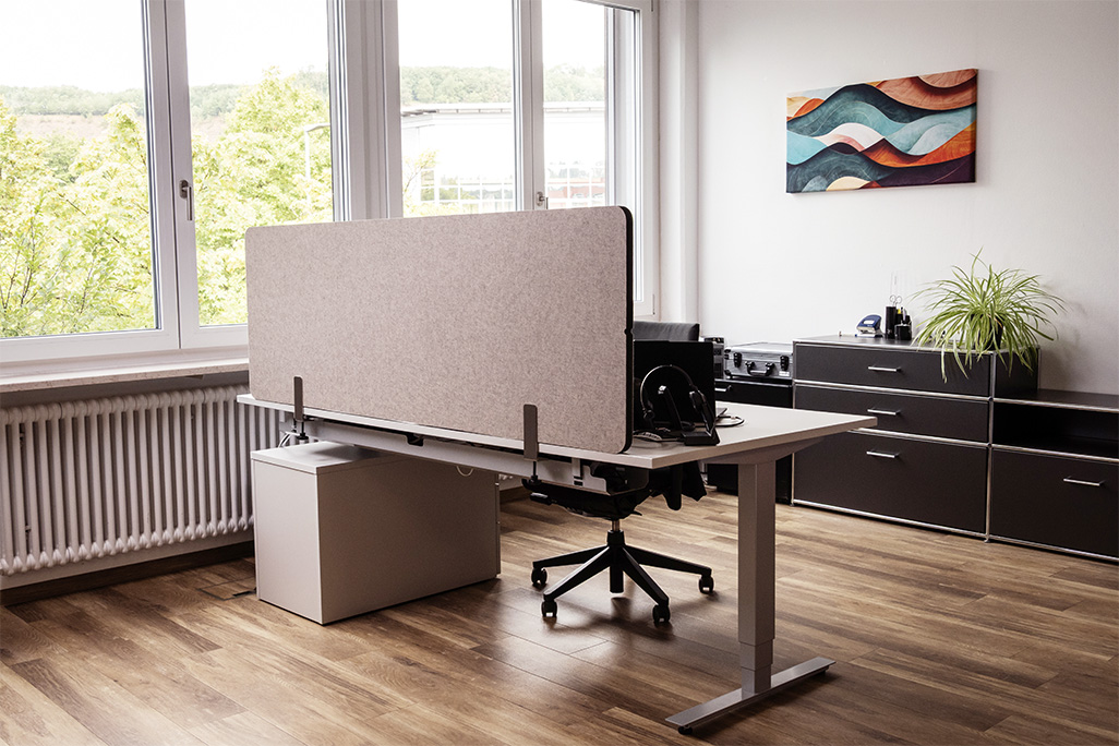Beige Tischtrennwand in einem Büro auf dem Schreibtisch montiert